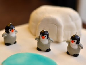 Photo de la recette La banquise et ses pingouins (igloo) - Pâte à sucre envoyée par le cuisinier