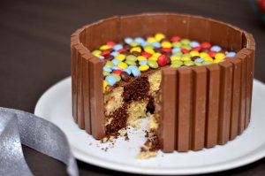 Photo de la recette Gâteau damier KitKat - M&M's envoyée par le cuisinier